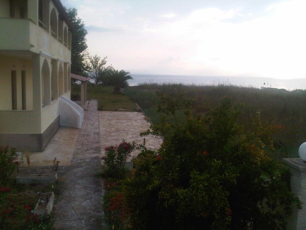 Virginia'S Beachfront Apartments Kavos Ruang foto
