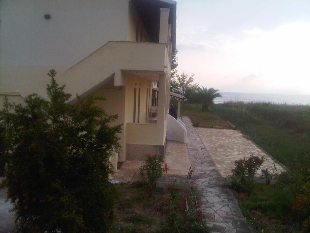 Virginia'S Beachfront Apartments Kavos Bagian luar foto