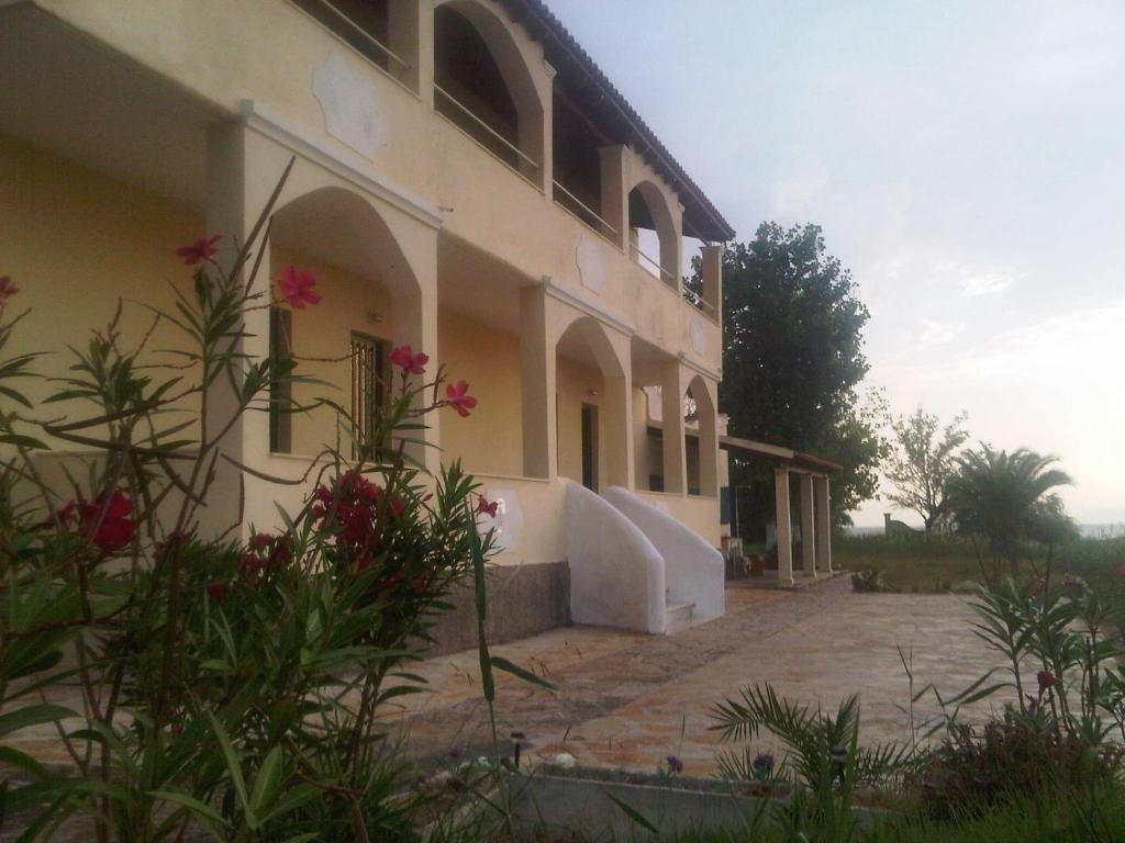 Virginia'S Beachfront Apartments Kavos Bagian luar foto