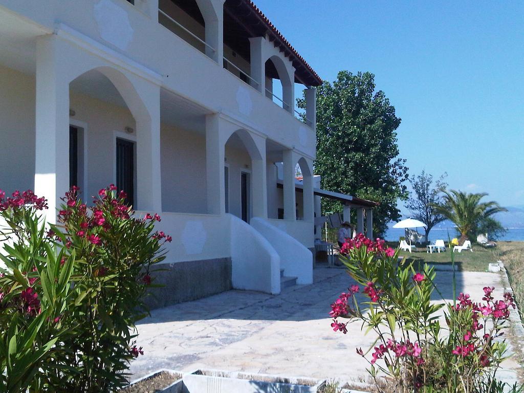 Virginia'S Beachfront Apartments Kavos Ruang foto